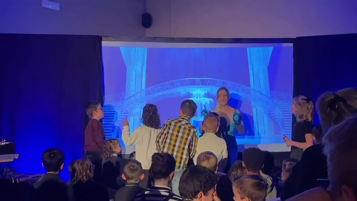 Elsa chante Libérée Délivrée avec les enfants